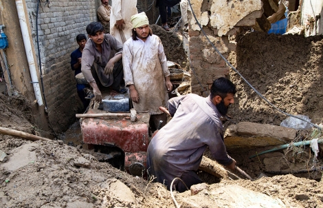 MenDigging4Web.jpg